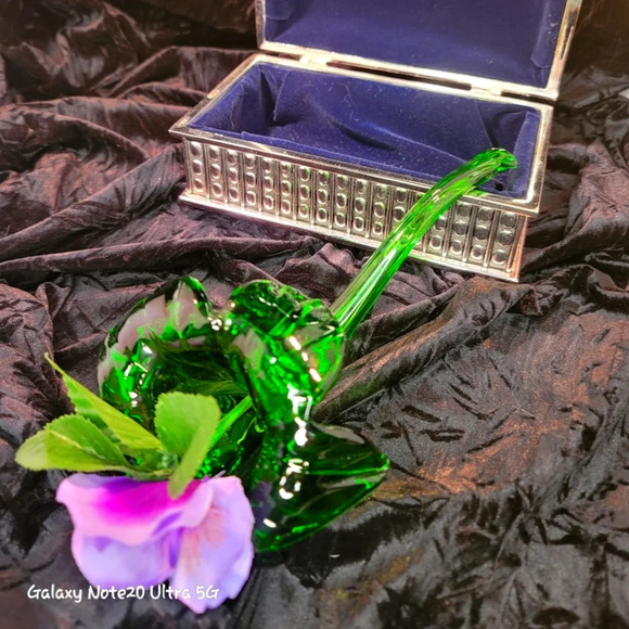 0268. Hand~Blown Beauty of a Classic Bud Vase ~ 👌 Deep Green 😍🥰 - Picture 1 of 8